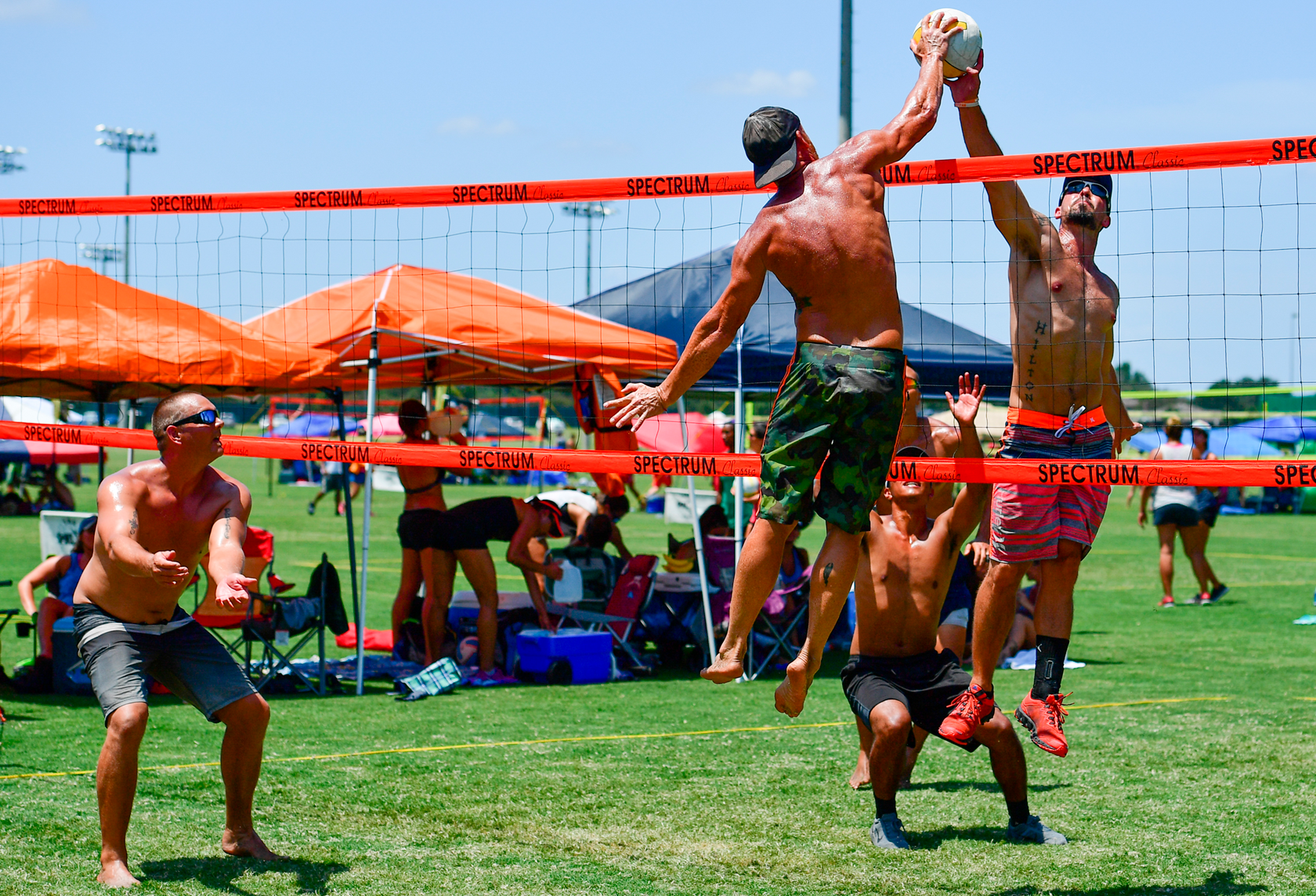 Best Rated Outdoor grass and beach Spectrum Classic Portable Volleyball