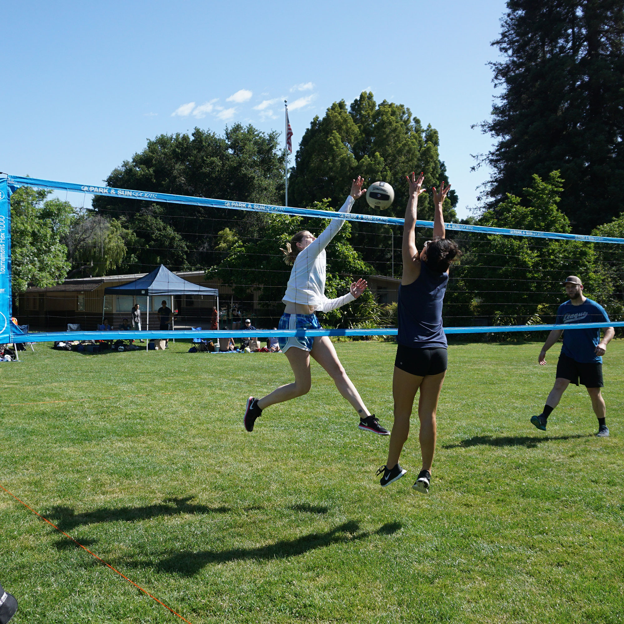 The league Sports Tournament Flex 1000 grass and beach portable volleyball set